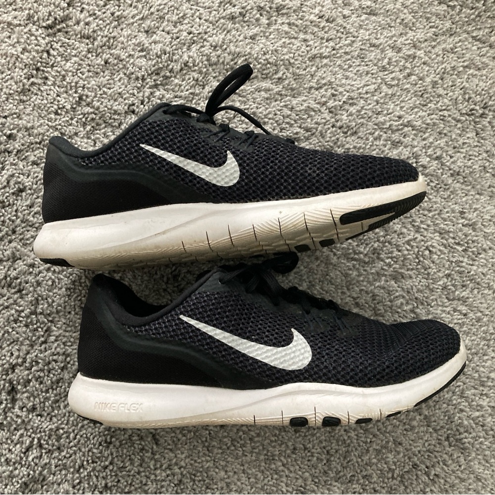 Nike Black Athletic Shoes | 8.5W
